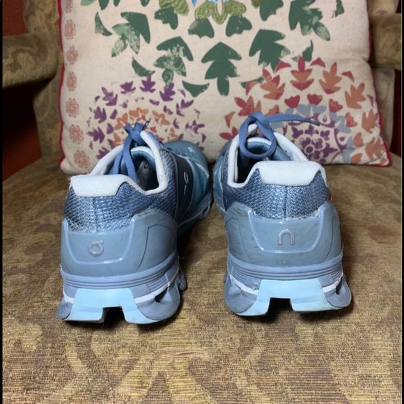 On Running Cloud running shoes size W9 - Picture 6 of 6